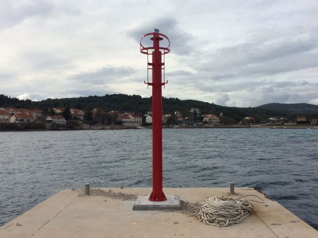 Postavljanje lučkog svjetla u marini u Lumbardi